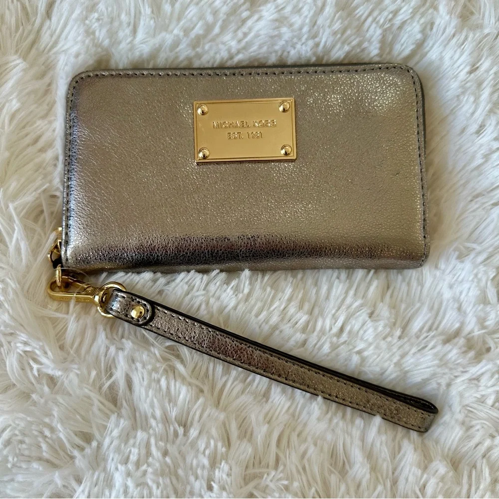 Michael Kors Women's Metallic Silver Multi Function Phone Case- Wristlet NWT